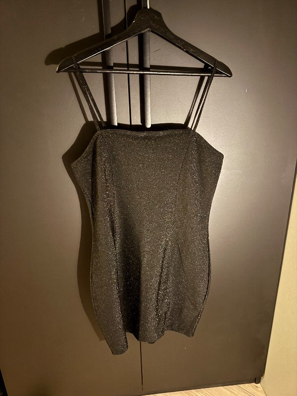 Svartur glimmerkjóll