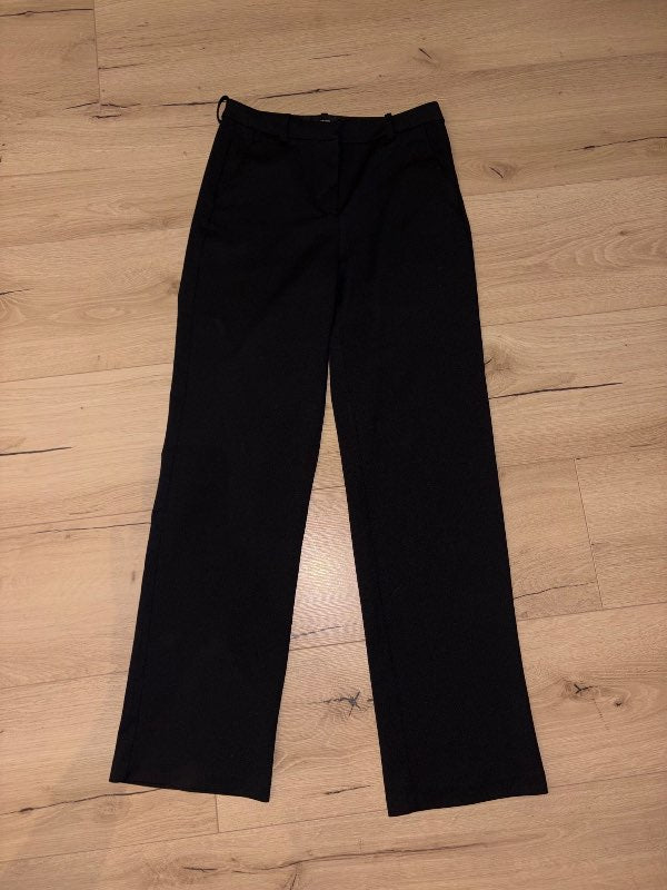 Svartar straight buxur