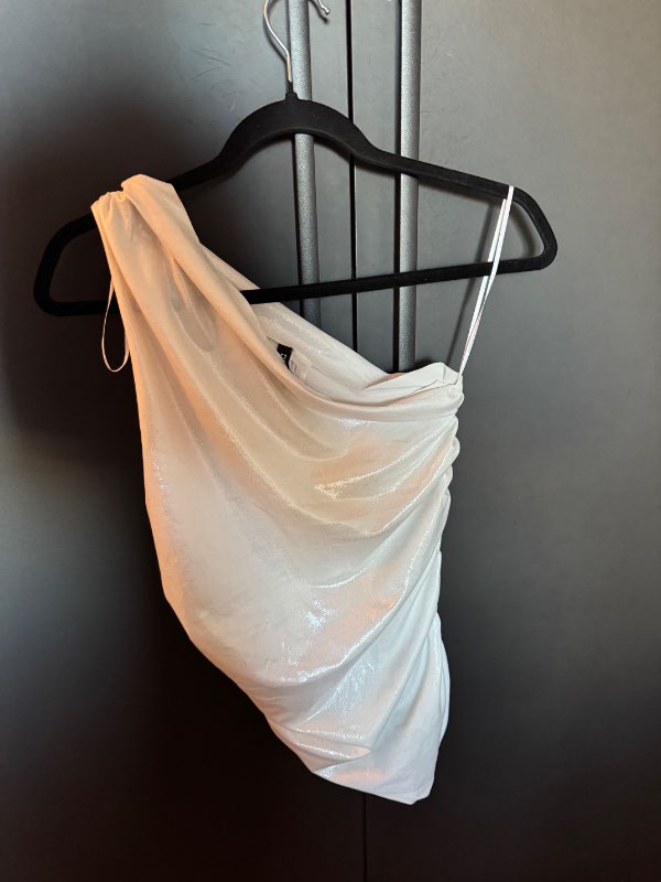 One shoulder hvítur bolur