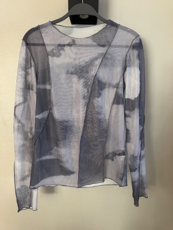 Gegnsær grár bolur