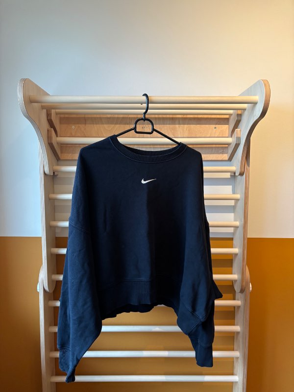 Nike svört stutt peysa