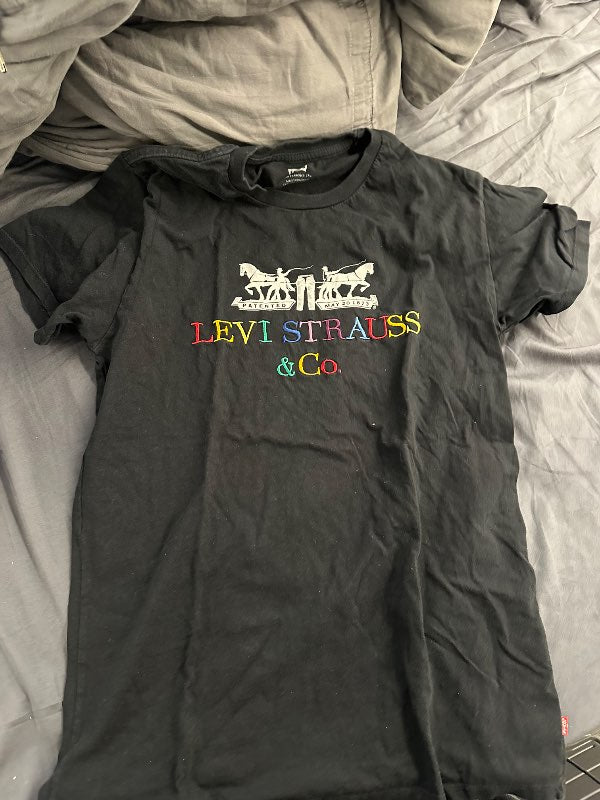 Levis svartur bolur