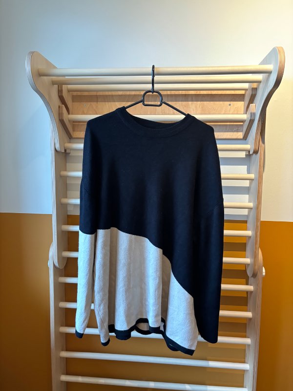 Object svört/kremuð peysa