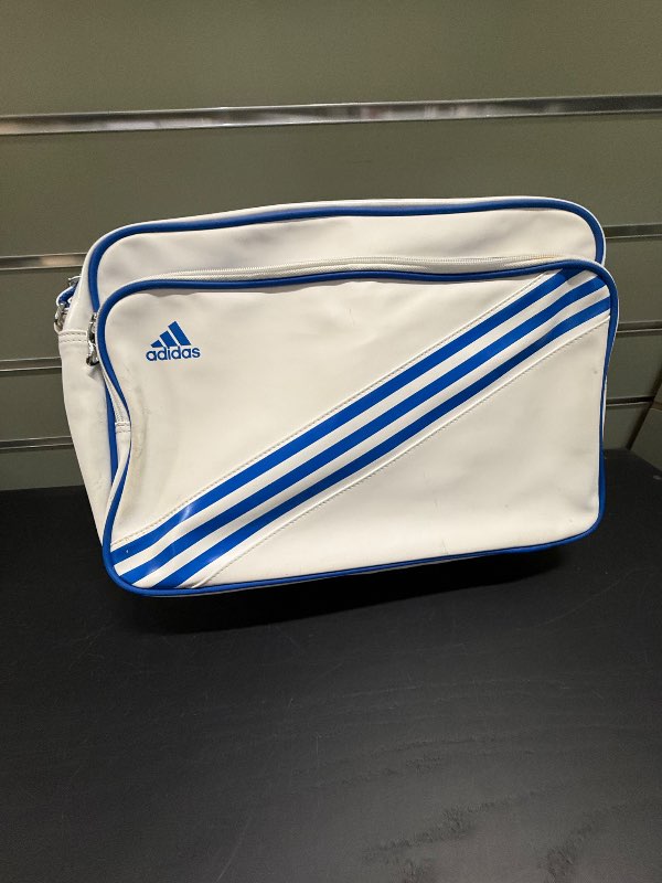 Hvít Adidas íþróttataska