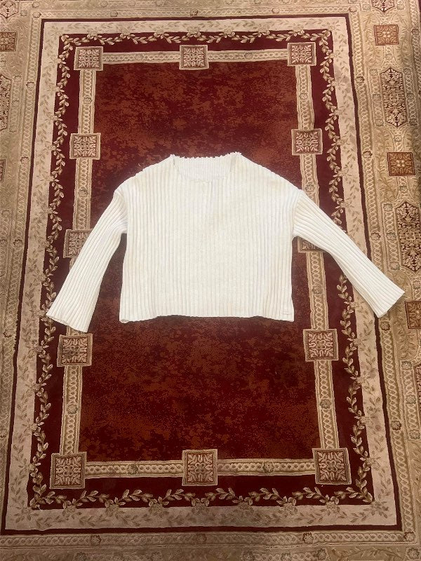 Hvít Sérsaumuð Peysa