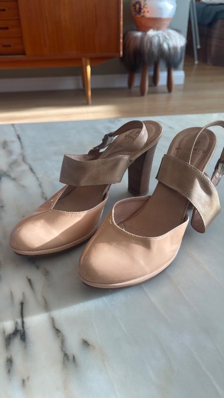 Bleikir banda hælar