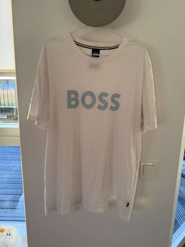 Boss bolur með bláum stöfum