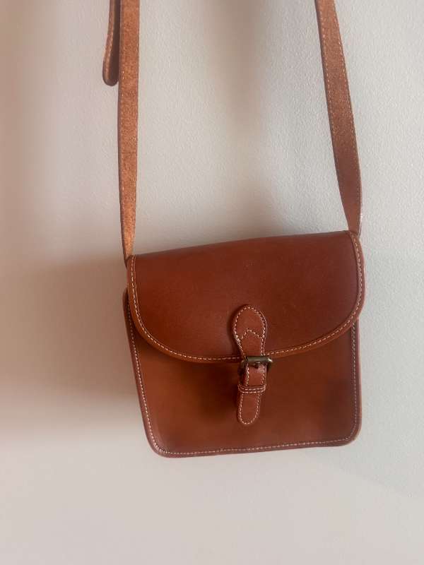 JS Brún leður crossbody taska, GAP