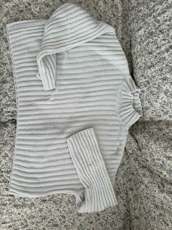 White pullover