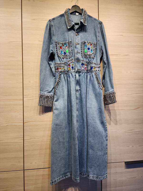Naglaður denim kjóll