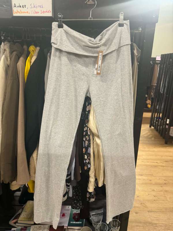 Gráar buxur frá Skims