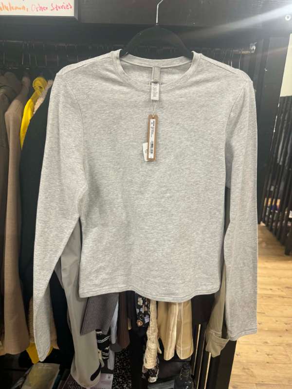 Grá peysa frá Skims