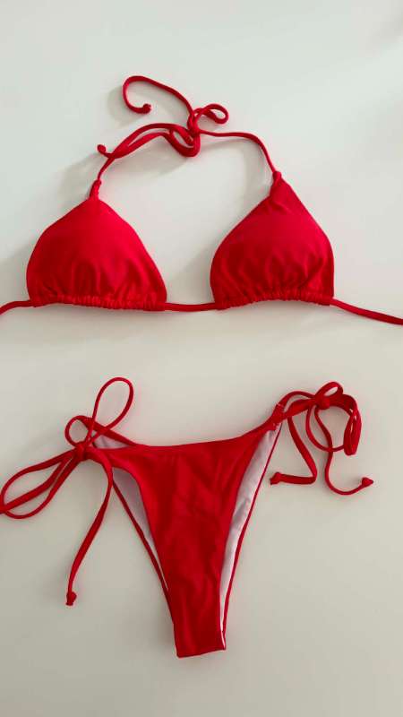 Rautt bikini, triangle