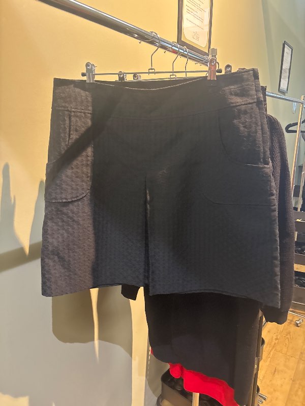 H&M svart pils með vösum