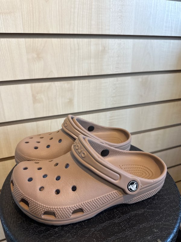crocs brúnir