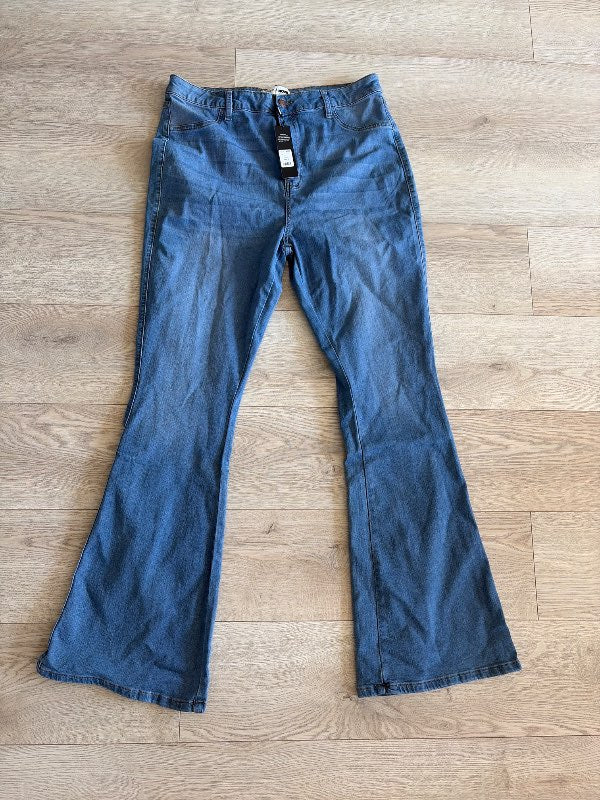 Fashion Nova flare gallabuxur ljósar (ónotaðar)