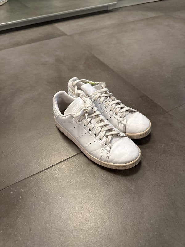 Hvítir adidas skór