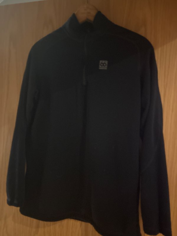 66 svört peysa