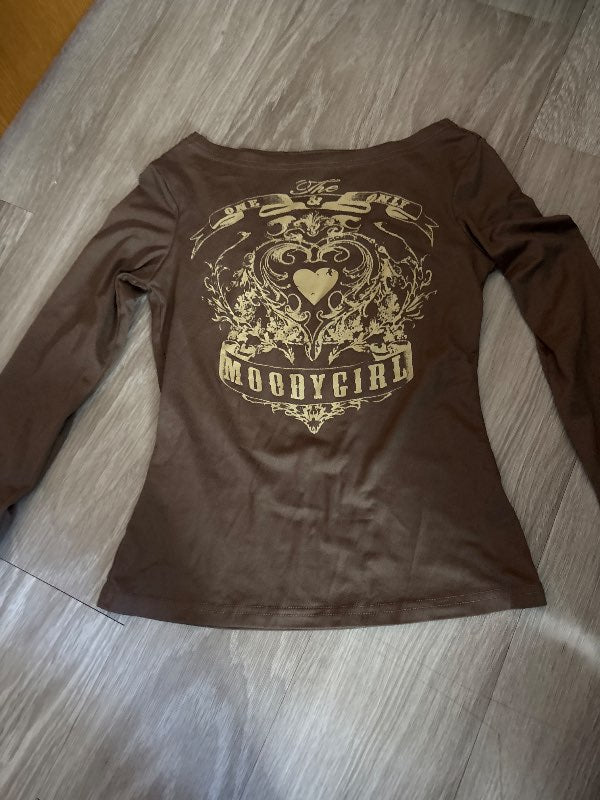 E brúnn langermabolur