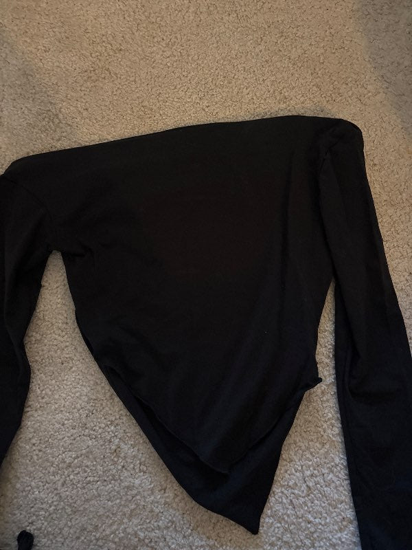 Off shoulder svört peysa