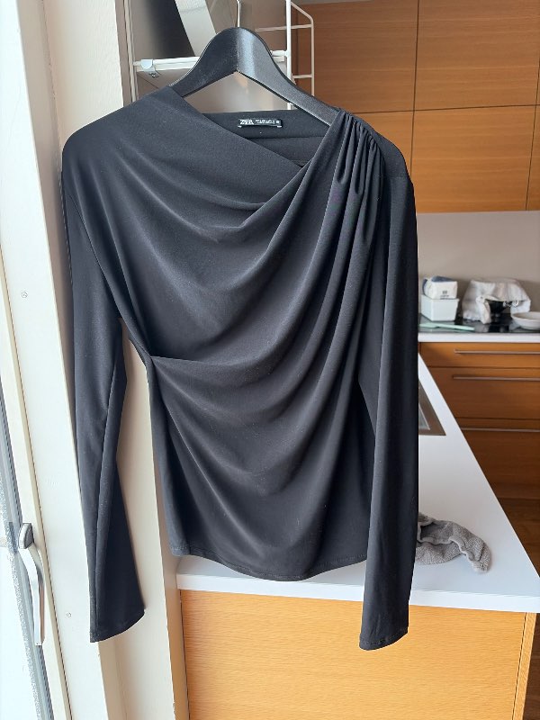 V zara peysa/bolur svartut með rykkingu