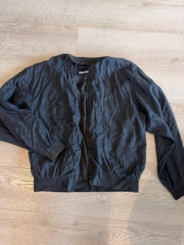 Þunnur bomber jakki
