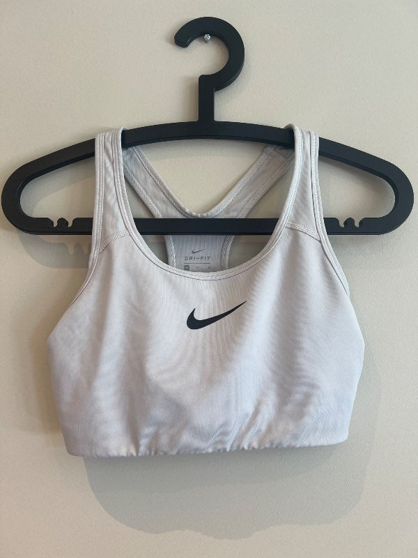 Nike íþróttatoppur hvítur