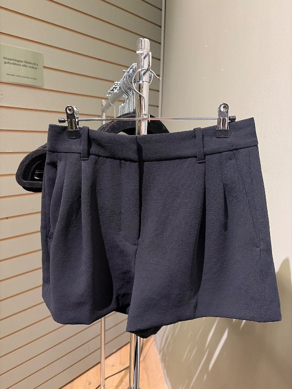 Aritzia svartar stuttbuxur