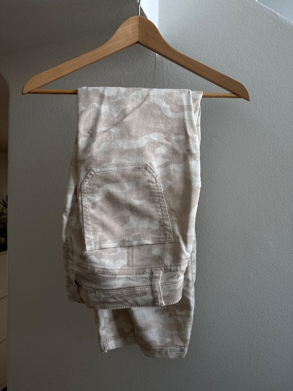 Beige gallabuxur