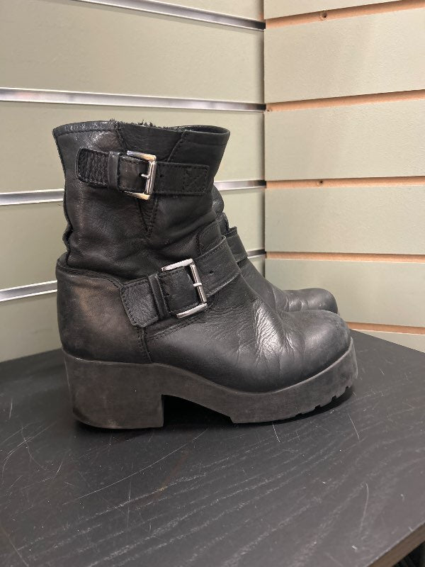 Svartir leðurskó með sylgjum, shoebiz copenhagen