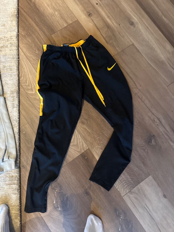 Nike íþrótta buxur svartar með gulari rönd