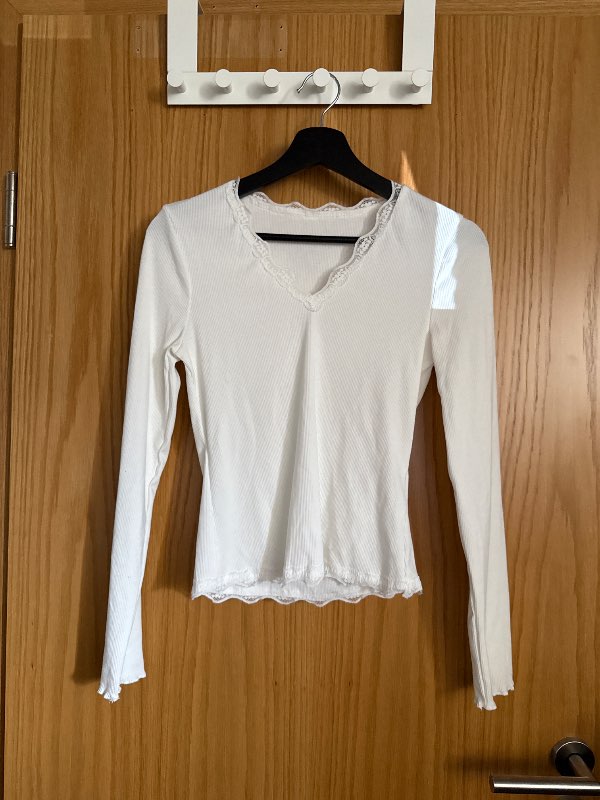 Hvítur blúndu V-neck bolur