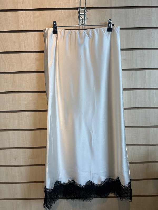gina tricot hvitt pils