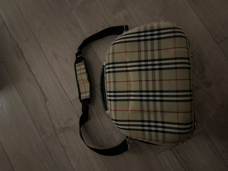 Burberry mynstruð taska