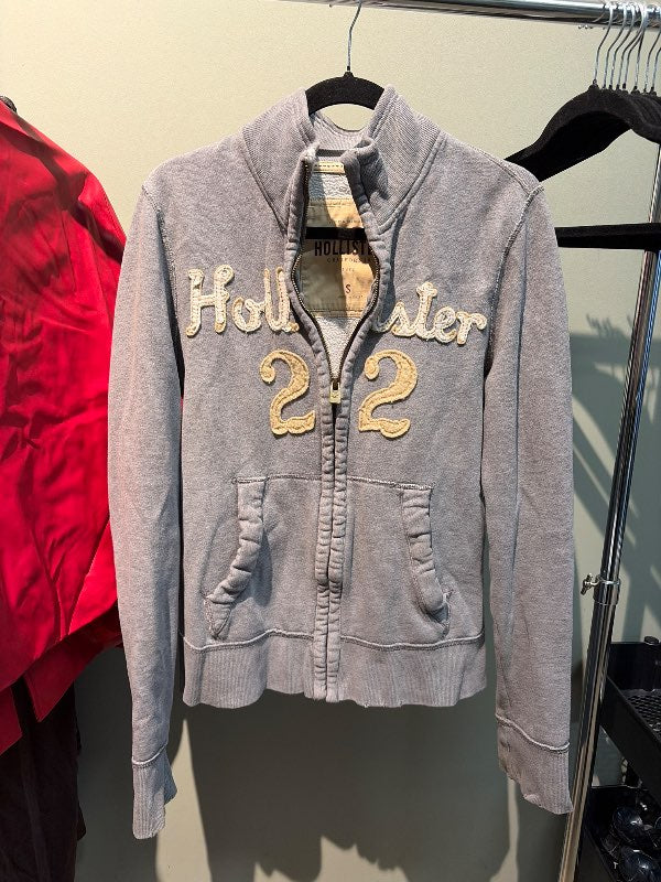 Hollister rennd peysa