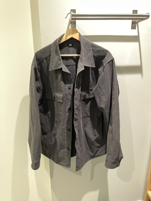 Uniqlo grá yfirskyrta