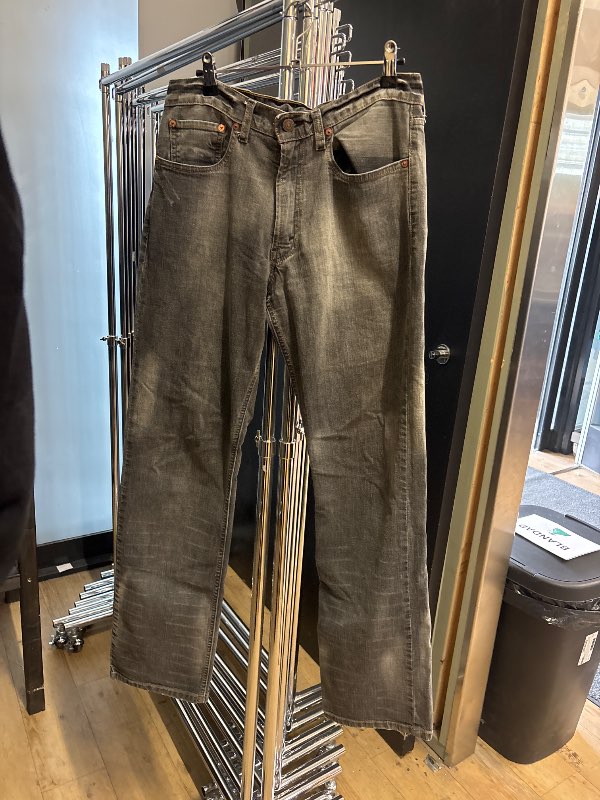 Levis gráar thriftaðar