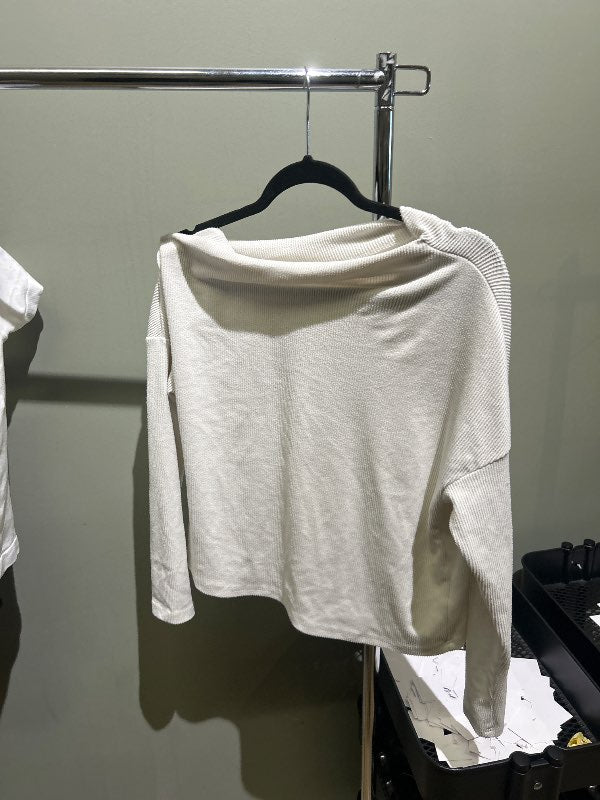 hvít off shoulder peysa