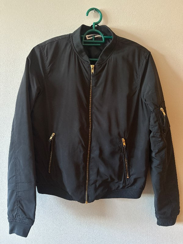 Svartur bomber jakki
