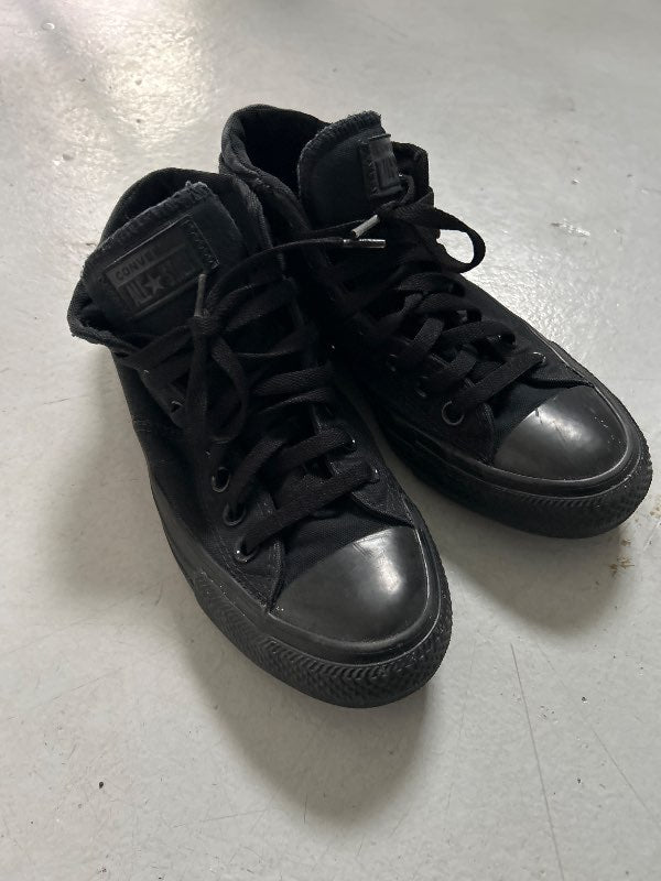 Svartir Converse strigaskór