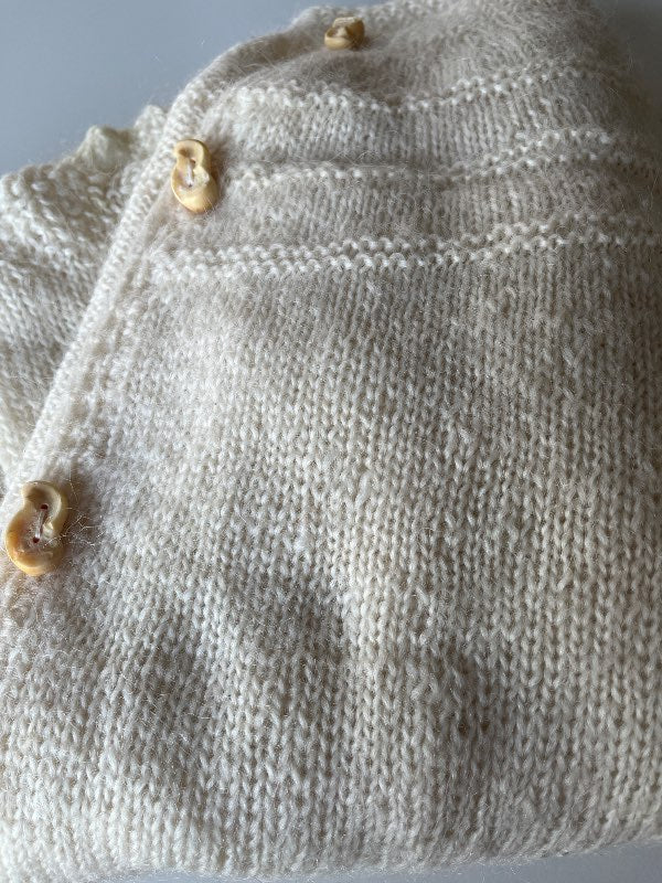 Hsndprjónuð ljôs hneppt peysa