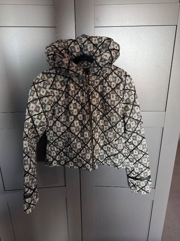 Svart/hvitur bomber jakki