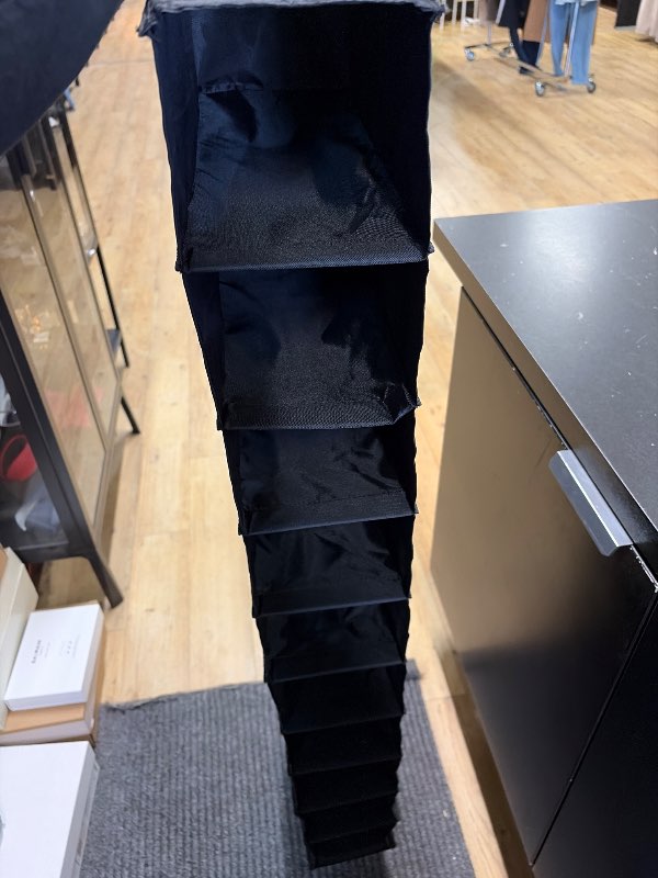Svört fold hilla