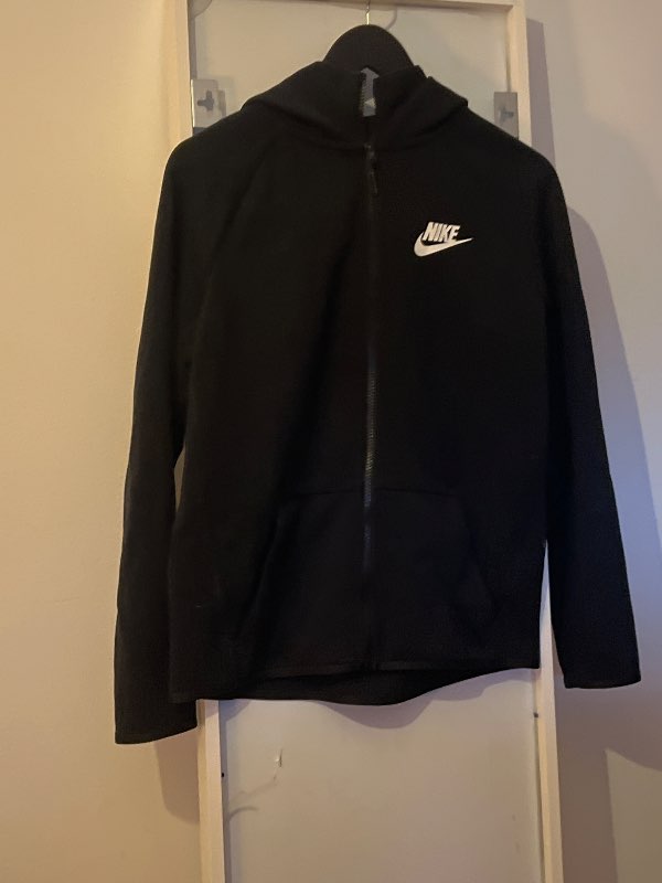 Svört nike hettupeysa