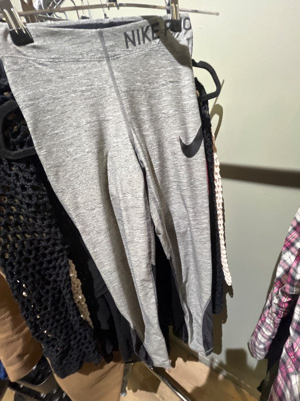 Gráar Nike íþróttabuxur