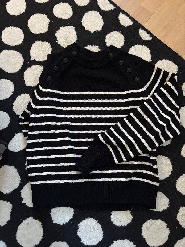 Röndott peysa m hnöppum