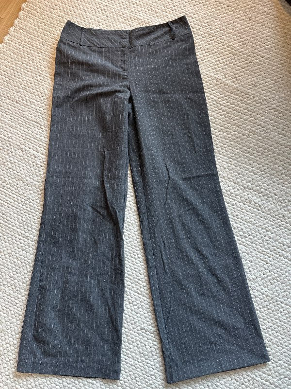 Gráar striped suit buxur