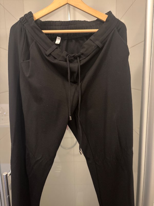 Svartar buxur með teygju i mitti