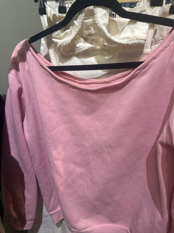 Off the shoulder peysa