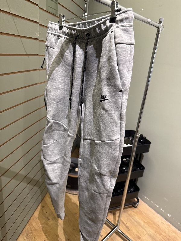 Nike tech gráar